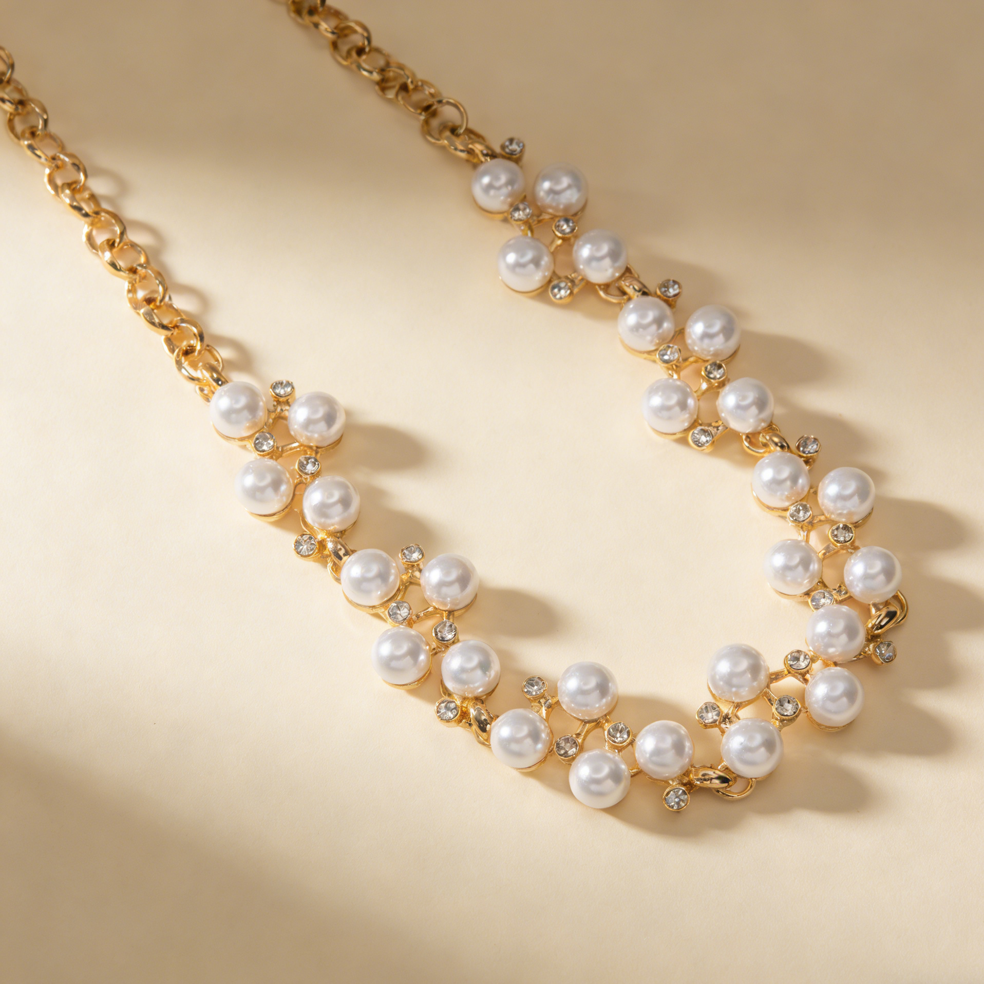 Gargantilla de perlas chapada en oro para mujer, delicada y llamativa, adornada con cristales, elegante joya para bodas y fiestas.