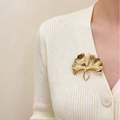 Broche dourado com duas folhas de ginkgo | Elegante broche para casaco e camisola | Presente para ela