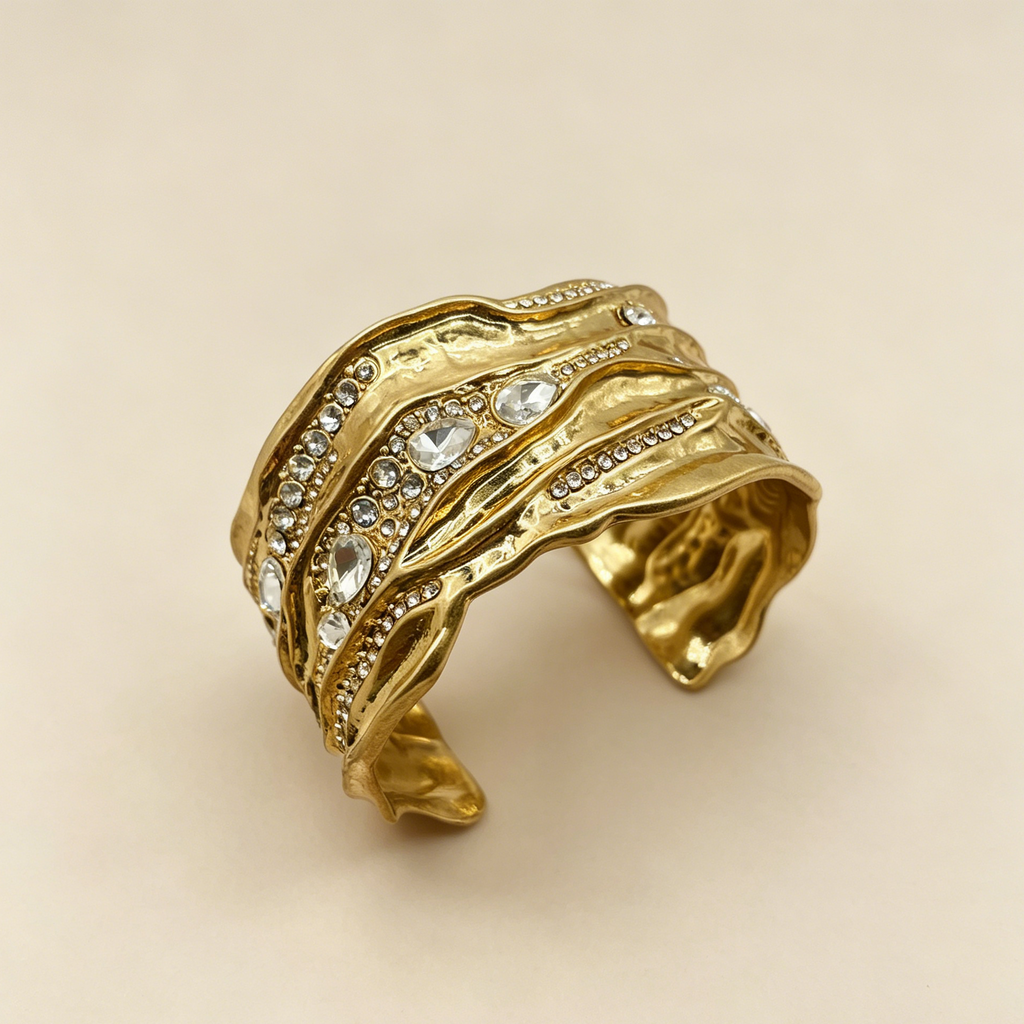 Brazalete dorado texturizado con cristales, diseño ondulado irregular, pulsera abierta mayorista|JI JOYA