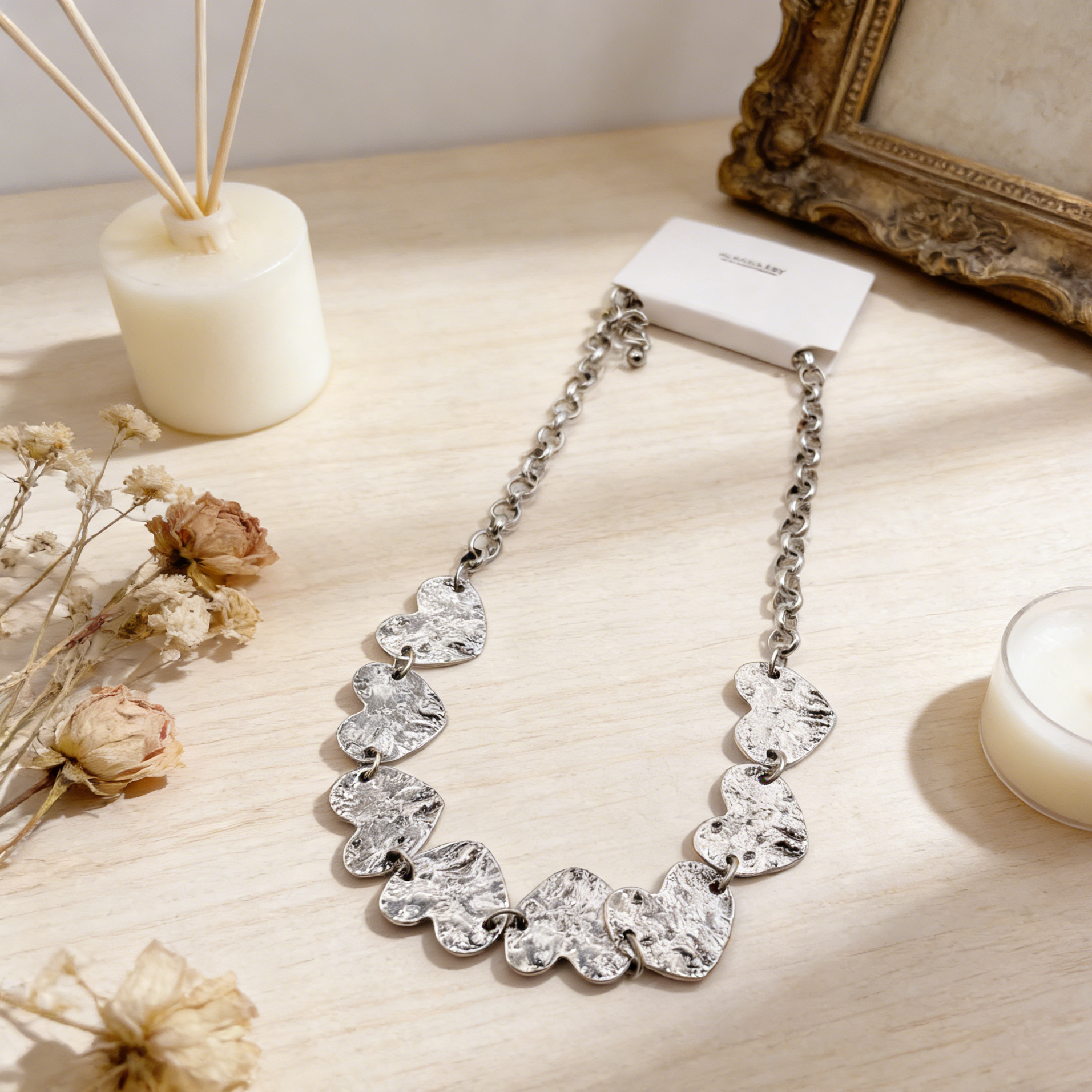 Collar de Corazones Martillados en Dorado/Plateado | Joyería Elegante y Atrevida