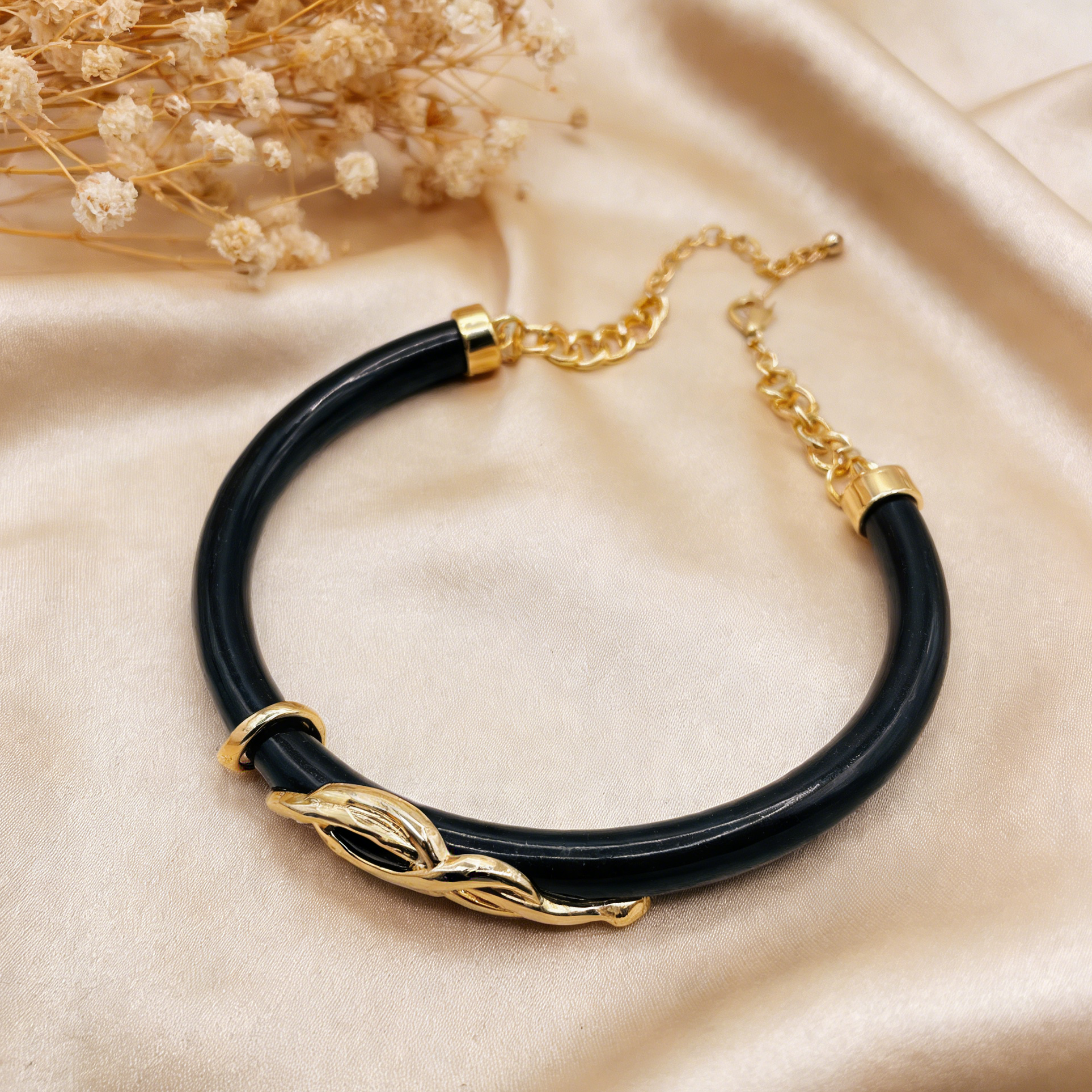 Conjunto de Joias de Resina com Detalhes Dourados - Disponível em Castanho e Preto