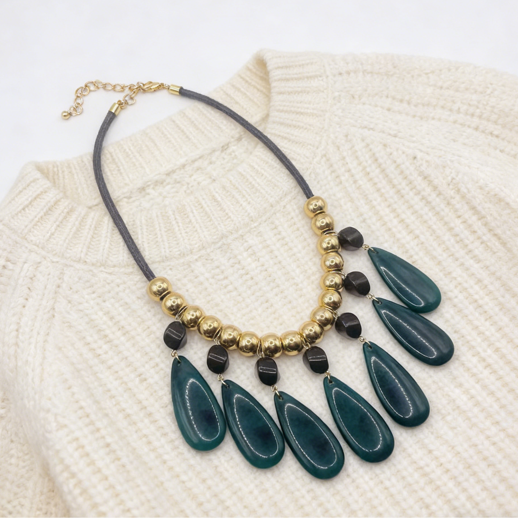 Conjunto de joyas de resina con forma de lágrima de inspiración retro: collar y pendientes llamativos
