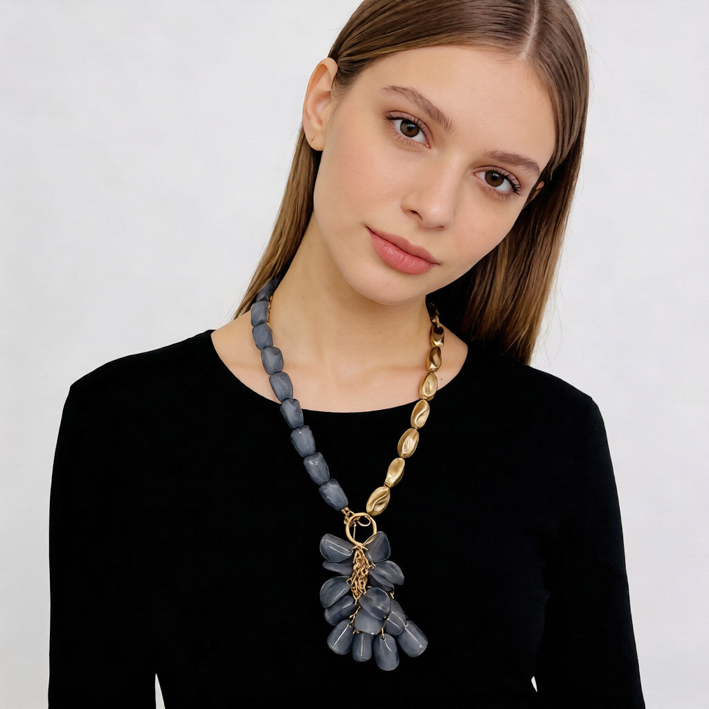 Collar asimétrico vintage de color marrón ámbar, un diseño sutilmente lujoso y nicho con una cadena en forma de Y, un sofisticado accesorio de noche.