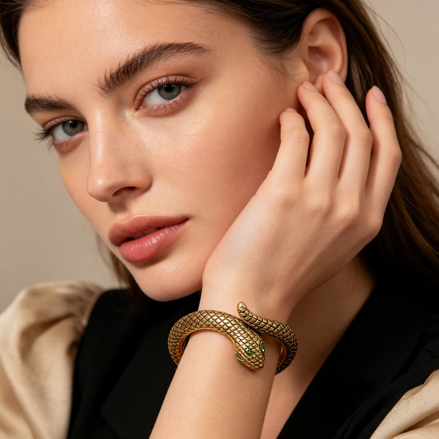 Pulsera Serpiente Vintage Dorada con Piedras Verdes - Joyería de Moda al Por Mayor para Mujeres| JI JOYA