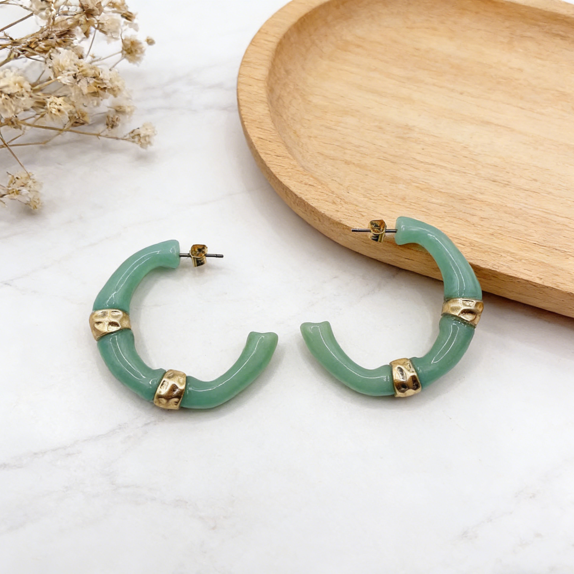Argolas de Jade Verde Premium com Detalhes de Metal Dourado | Joalharia Elegante Minimalista para Mulher