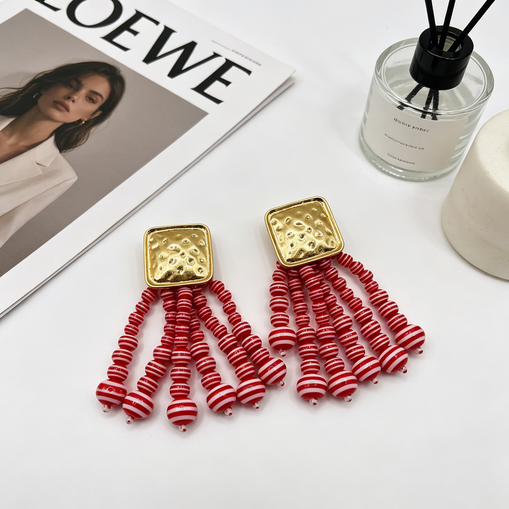 Pendientes Borla de Cuentas a Rayas 3 Colores, Accesorio Moda Mayorista para Mujer, Base Cuadrada Dorada Texturizada|JI JOYA