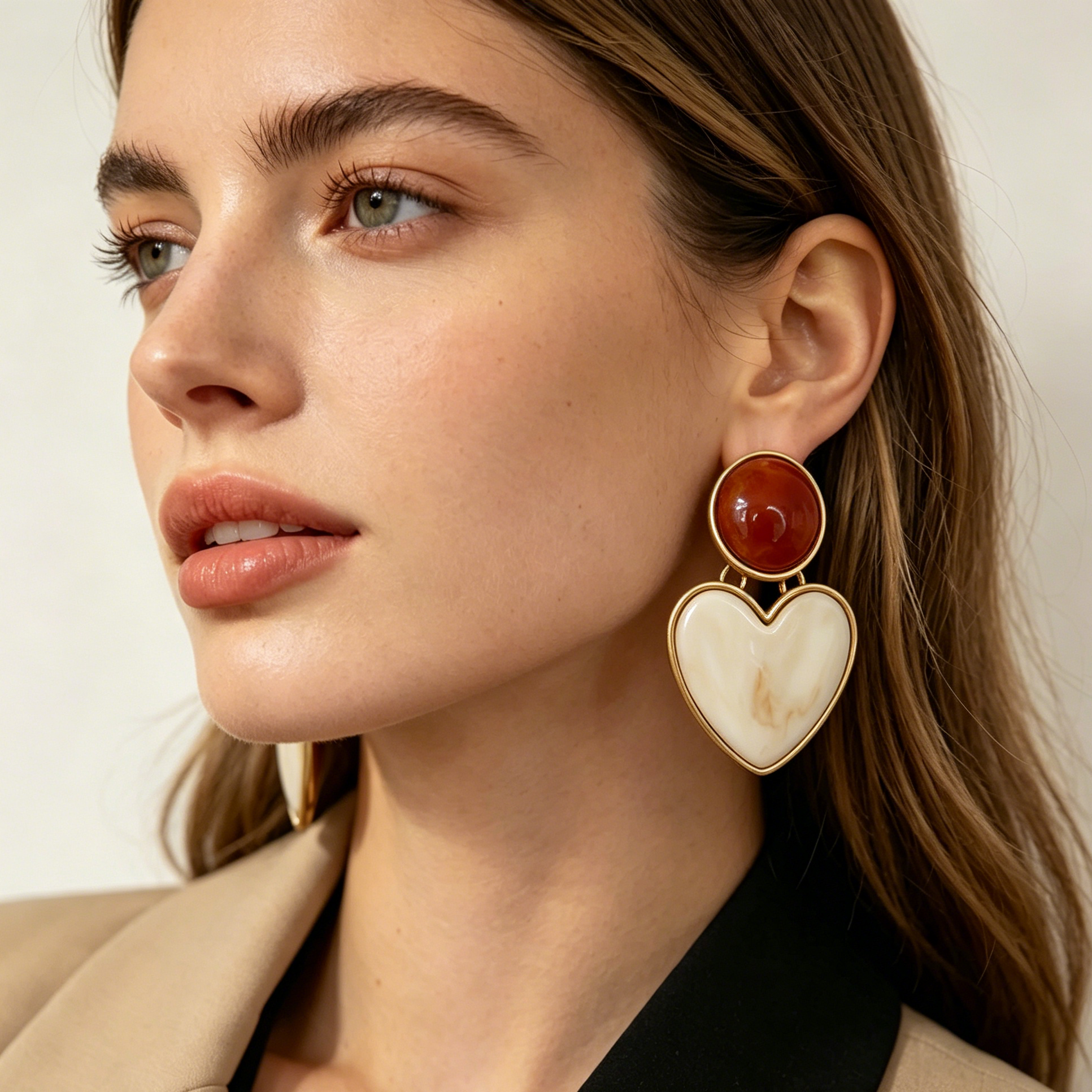Pendientes Colgantes Corazón - Joyería de Moda al Por Mayor, Acabado Marrón Crema|JI JOYA