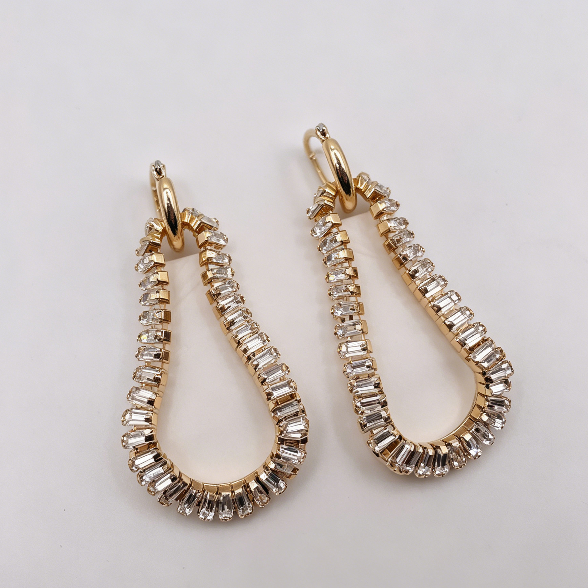 Pendientes Aro Largo Forma Huevo con Piedras Negras/Oro, Pendientes de Cristal Baguette al Por Mayor para Mayoristas y Tiendas de Moda|JI JOYA