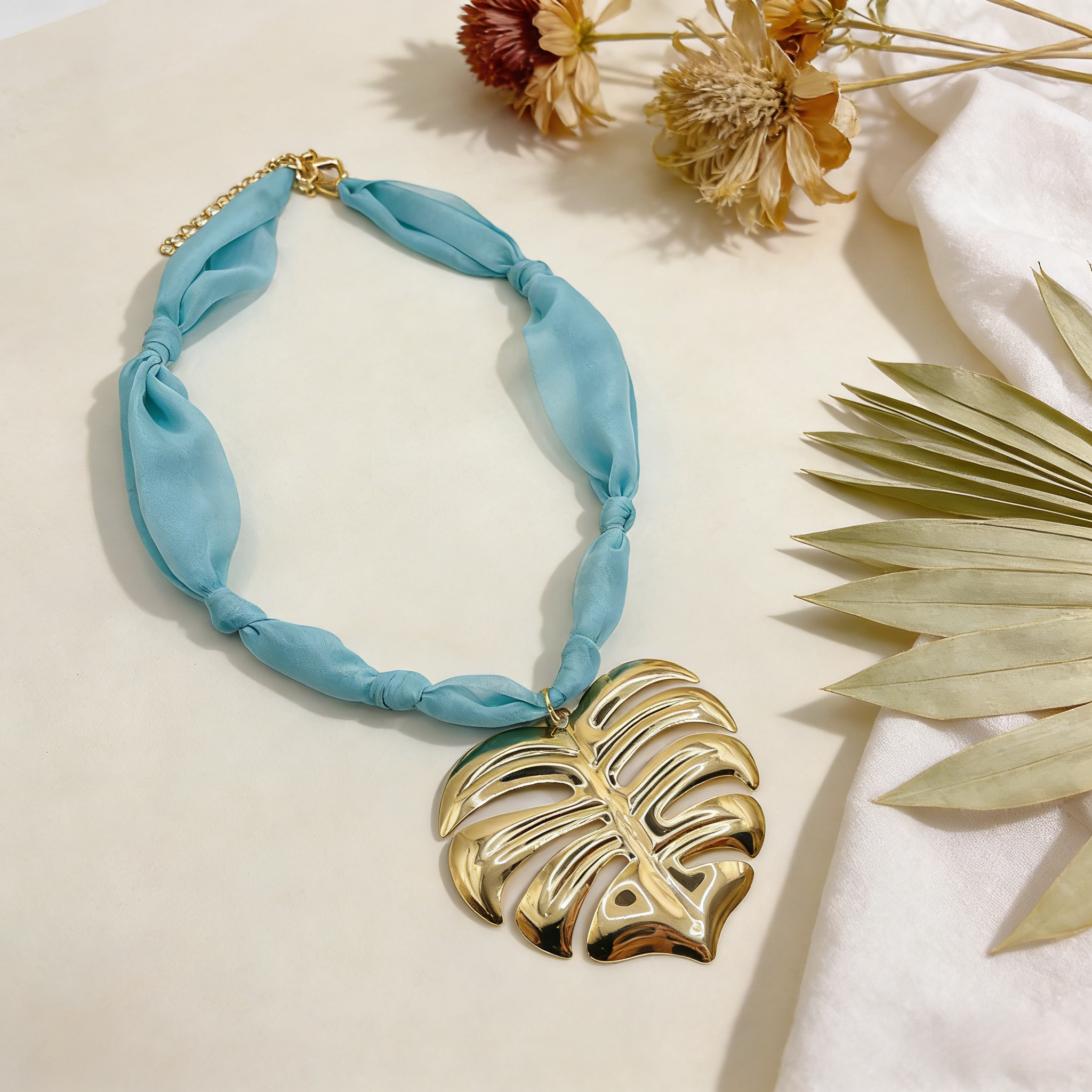 Collar vintage con hojas de monstera y flores | Collar vintage con hojas de monstera y flores rojas | Collar con pañuelo de seda azul claro | Cadena de clavícula de tela estilo resort francés|JI JOYA