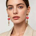 Pendientes Colgantes de Pez Dorado con Bola Rayada Rojo y Blanco | Mayorista de Bisutería Moda|JI JOYA