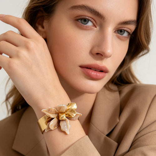 Brazalete de Flor Oversize con Detalles Dorados - 2 Colores - Joyería Mayorista|JI JOYA