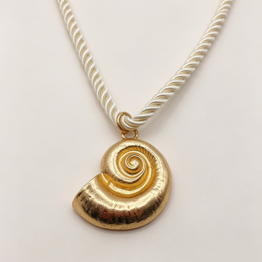 Collar Mayorista Colgante de Concha Espiral en Plata/Oro con Cordón de Seda Blanca - Joyería de Moda Marina para Mujer|JI JOYA