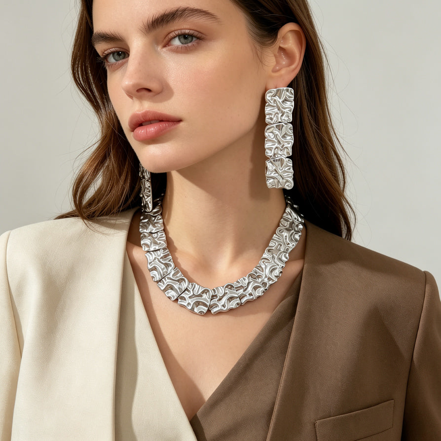 Set de Joyería Geométrica Texturizada en Plata/Oro - Collar y Pendientes de Lujo para Mujer, Diseño Moderno para Mayoristas|JI JOYA