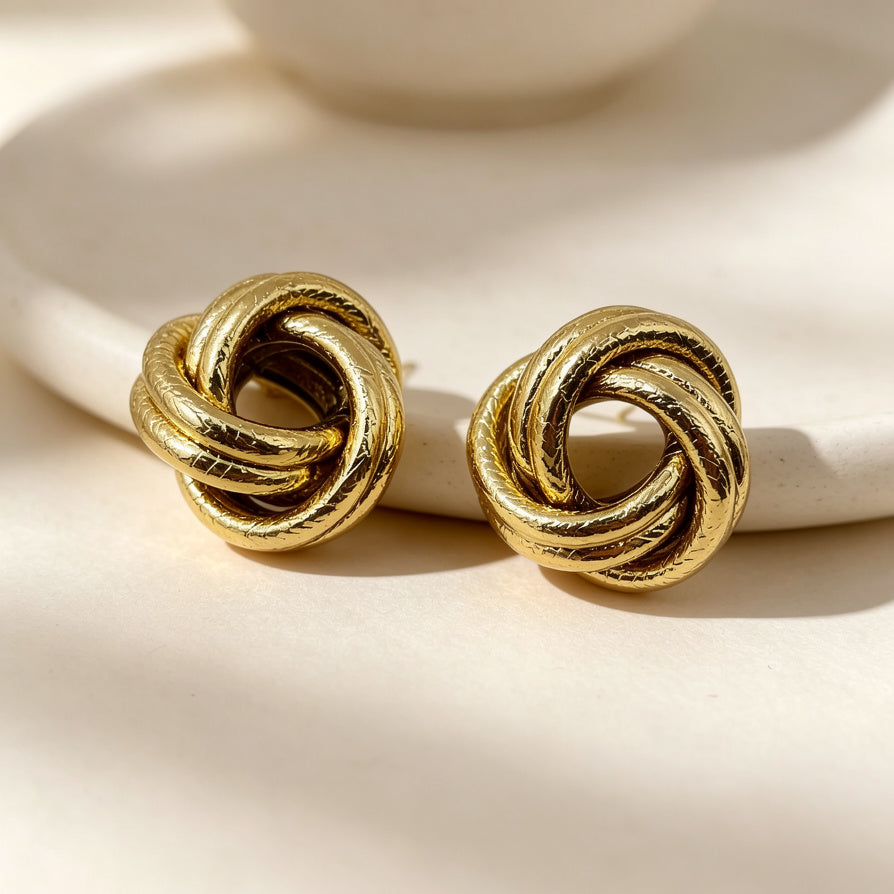 Pendientes Nudo Retorcido Metalico | Accesorio de Moda al Por Mayor, Diseño Unisex Oro y Plata|JI JOYA