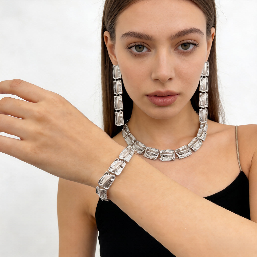 Conjunto de cadena gruesa de metal martillado: pendientes, collar y pulsera llamativos de oro y plata.