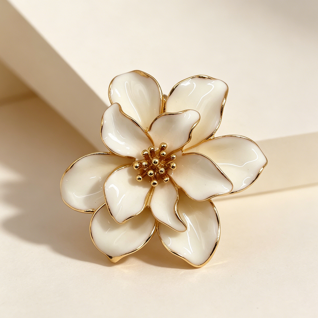 Broche de Flor Blanco Esmaltado Dorado, Accesorio de Moda al Por Mayor para Mujer, Pin de Ropa Elegante para Vestidos y Chaquetas|JI JOYA