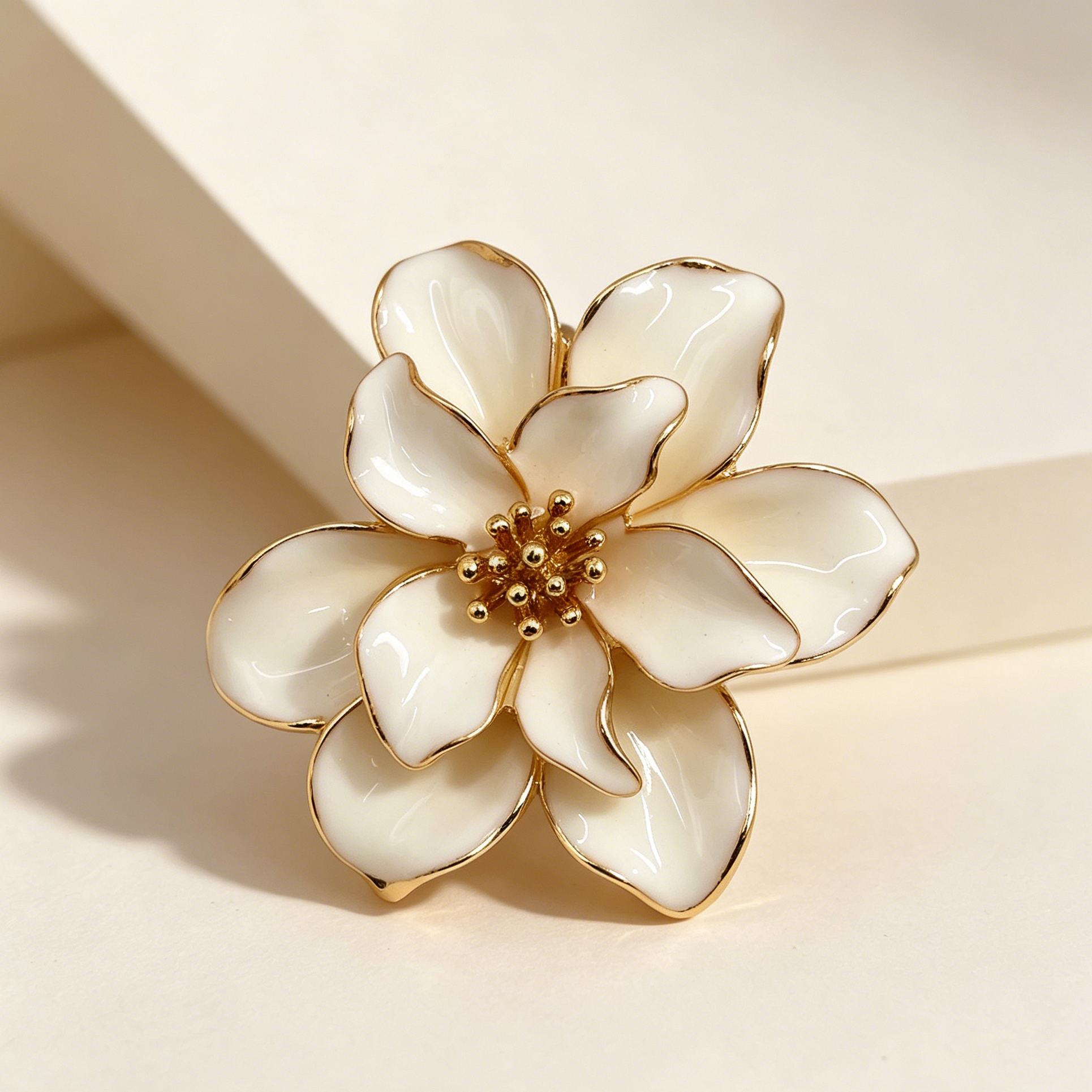 Broche de Flor Blanco Esmaltado Dorado, Accesorio de Moda al Por Mayor para Mujer, Pin de Ropa Elegante para Vestidos y Chaquetas|JI JOYA
