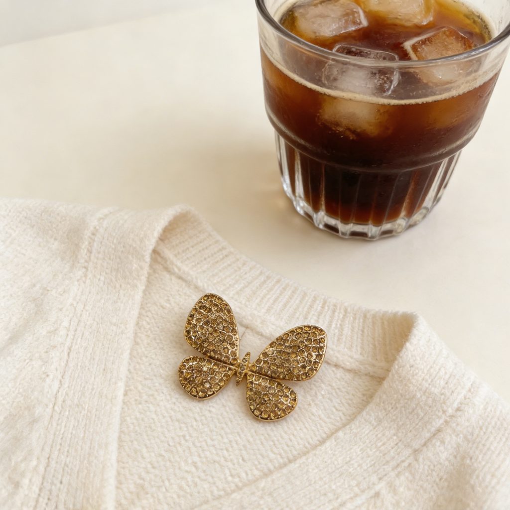 Broche vintage de mariposa con cristales pavimentados | Elegante broche dorado para cárdigans, blusas y bufandas