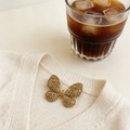 Broche vintage de mariposa con cristales pavimentados | Elegante broche dorado para cárdigans, blusas y bufandas