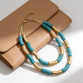 Gargantilla bohemia de resina y oro en capas: joyería de verano con un toque especial