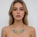 Cadena de clavícula en forma de abanico de dos tonos de estilo europeo y americano: diseño de nicho, collar de lujo de alta gama y asequible.