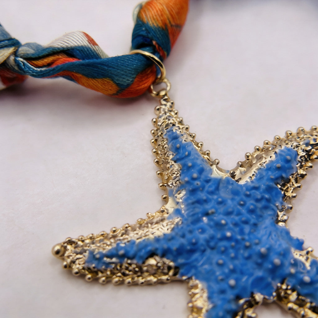 Collar con colgante de estrella de mar inspirado en el océano | Cadena de oro envuelta en seda