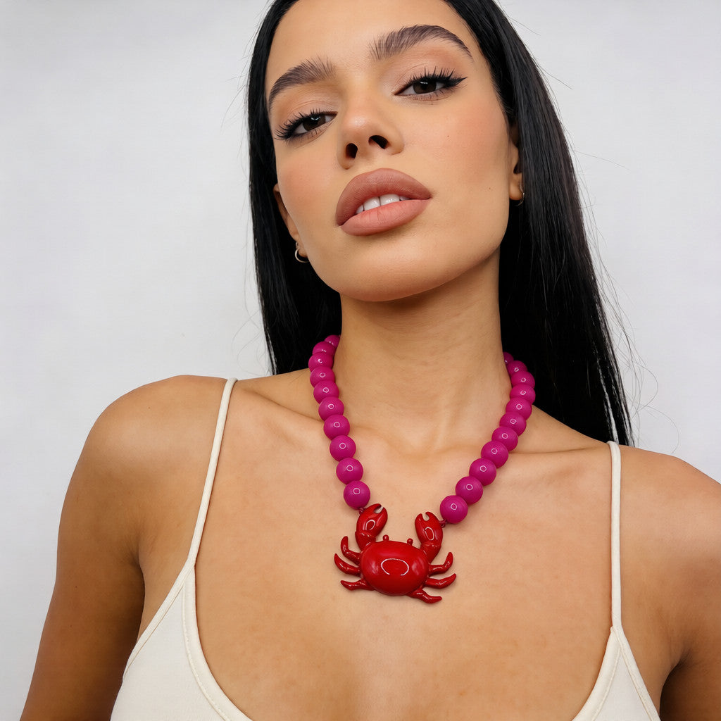 Collar de Moda con Cangrejo Rojo y Cuentas de Colores - Ideal para Looks Casuales