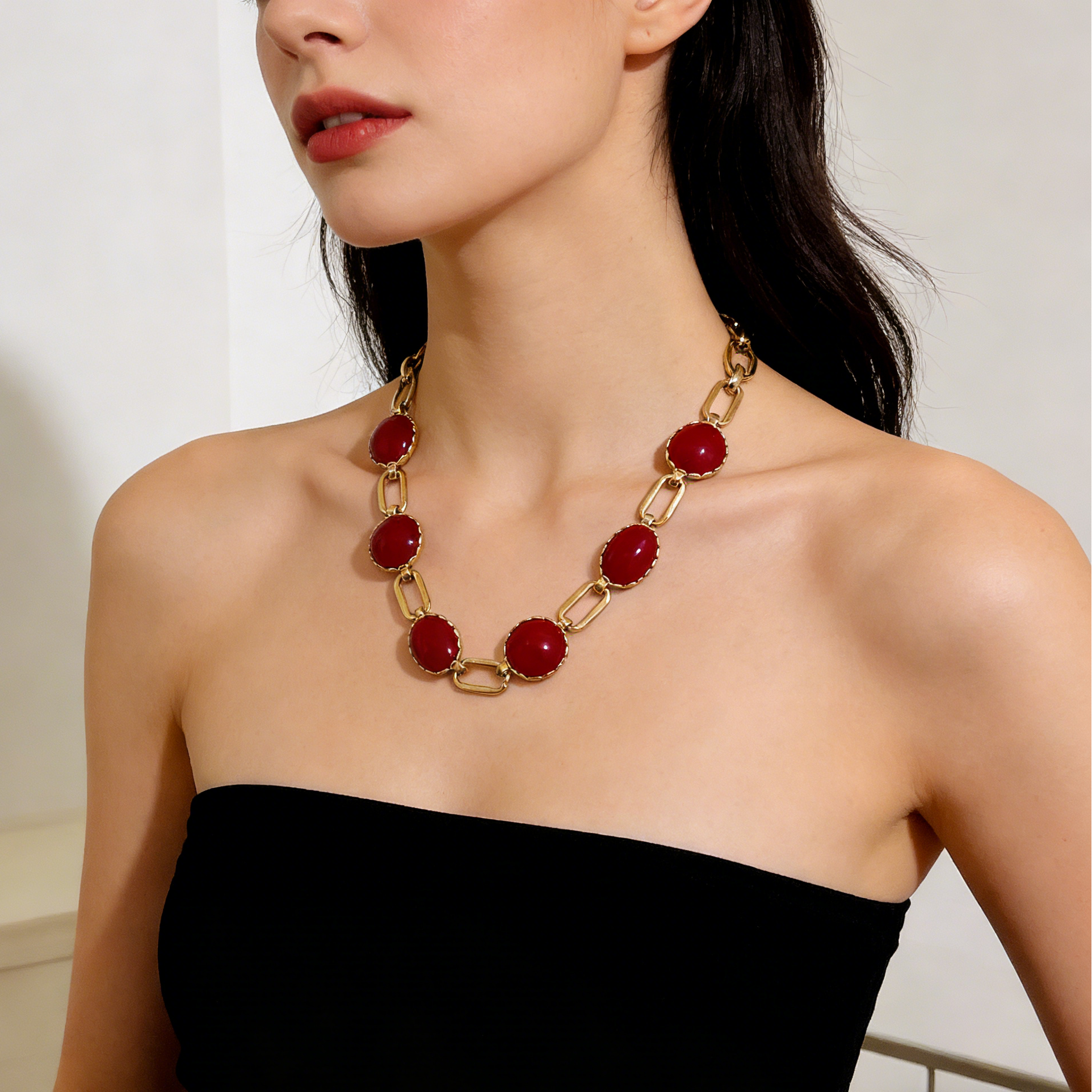 Collar de cadena de oro con piedras rojas de resina | Joyería de fiesta elegante