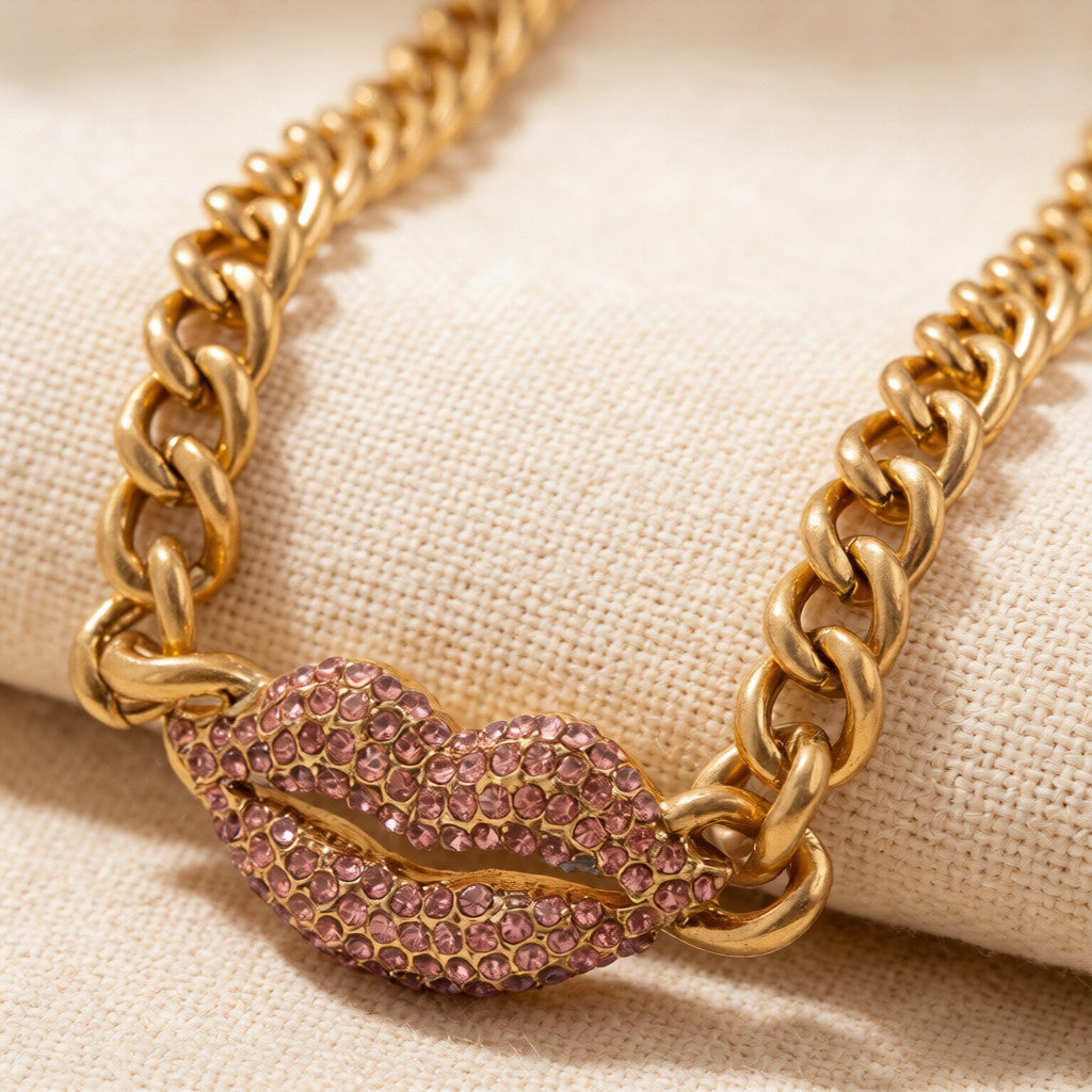 Collar Labios de Cristal Rosa con Cadena de Oro - Colección Glamour