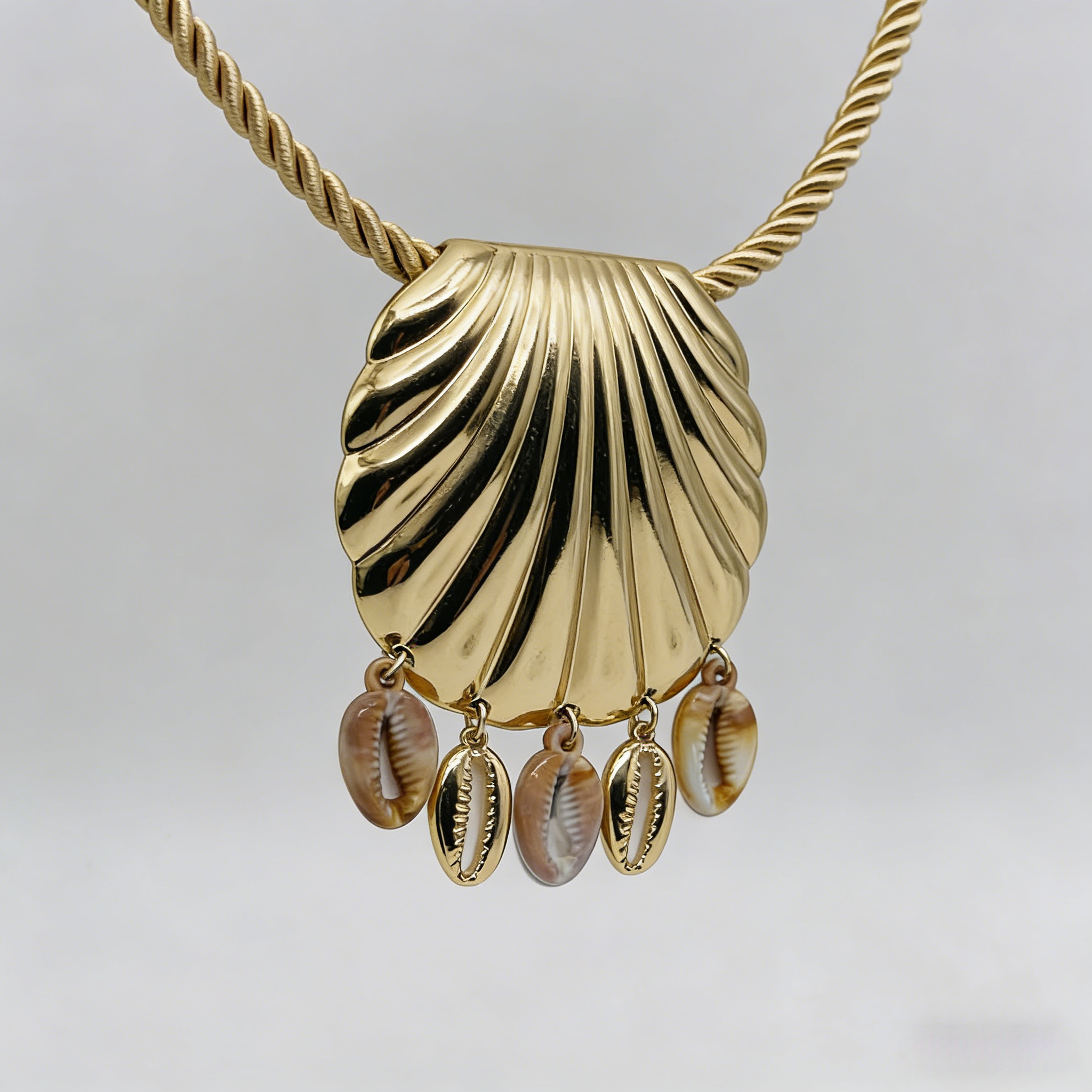 Collar de concha de vieira dorada, cadena de clavícula con cuerda trenzada con colgante de concha natural, joyería estilo resort bohemio.