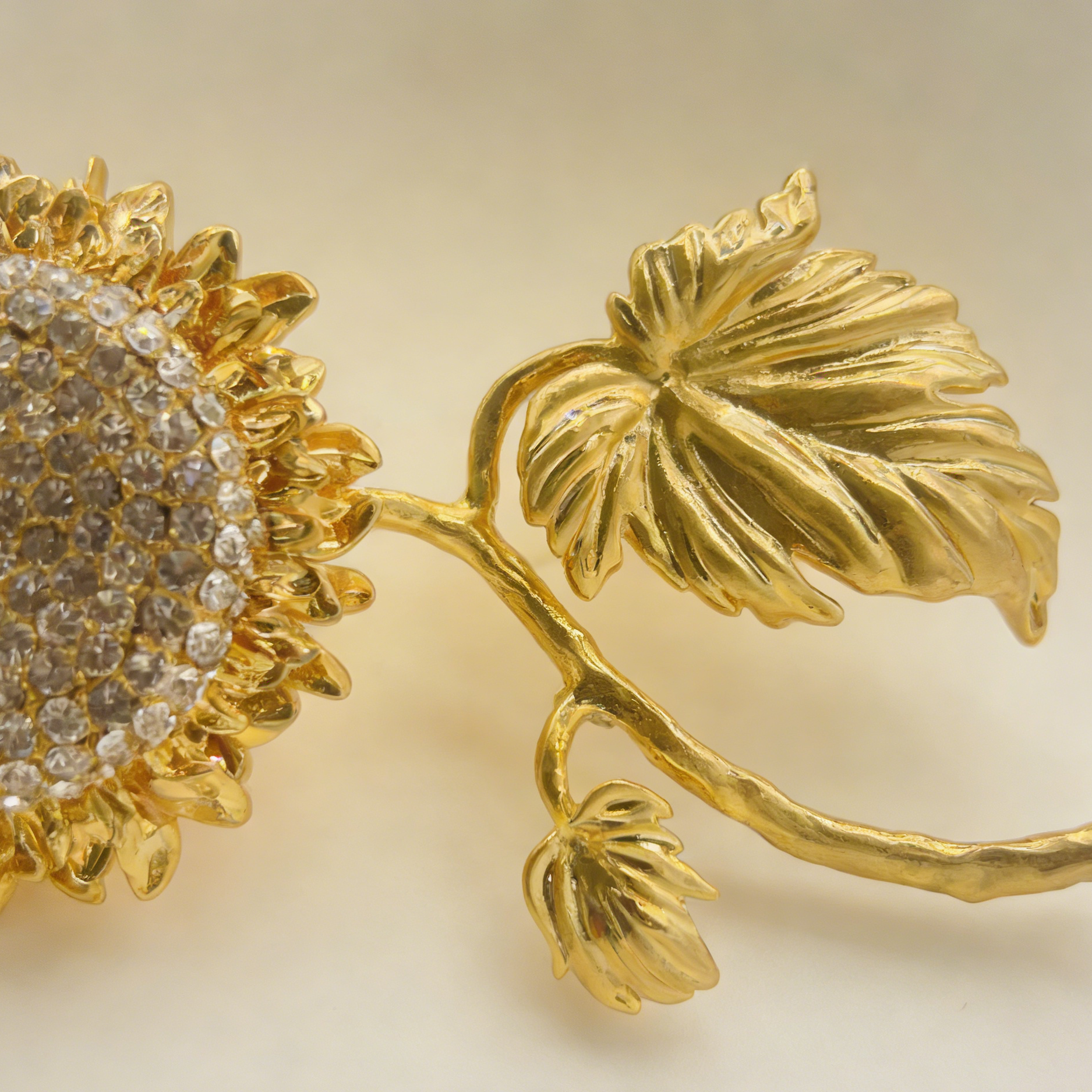 Alfinete de girassol dourado de estilo vintage, um design floral único para mulher.