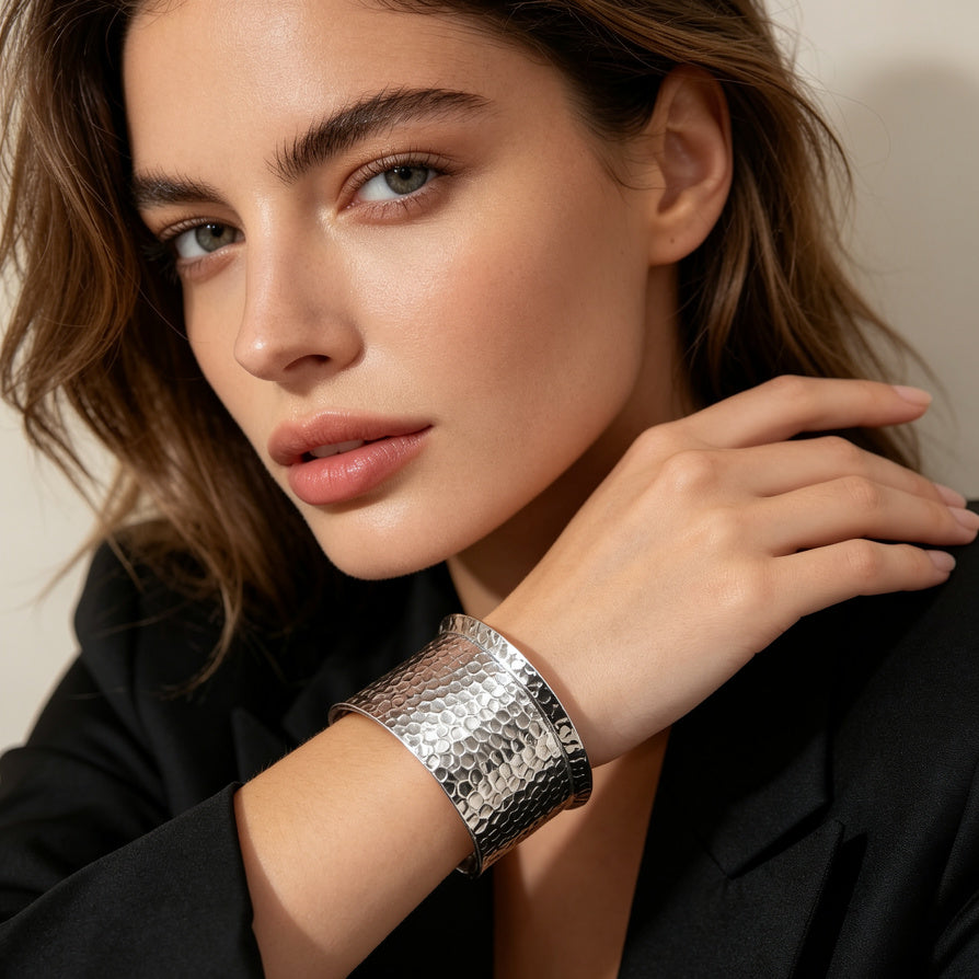 Brazalete Ancho Martillado Mayorista | Diseño Hexagonal Moderno en Plata/Oro|Venta al por mayor|JI JOYA