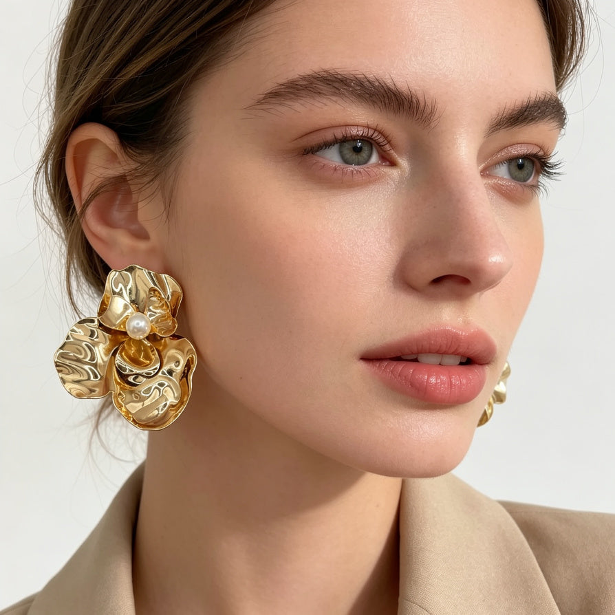 Pendientes Flor Dorada con Perla, Diseño Minimalista de Lujo, Mayorista B2B|JI JOYA