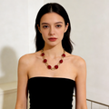 Collar de cadena de oro con piedras rojas de resina | Joyería de fiesta elegante