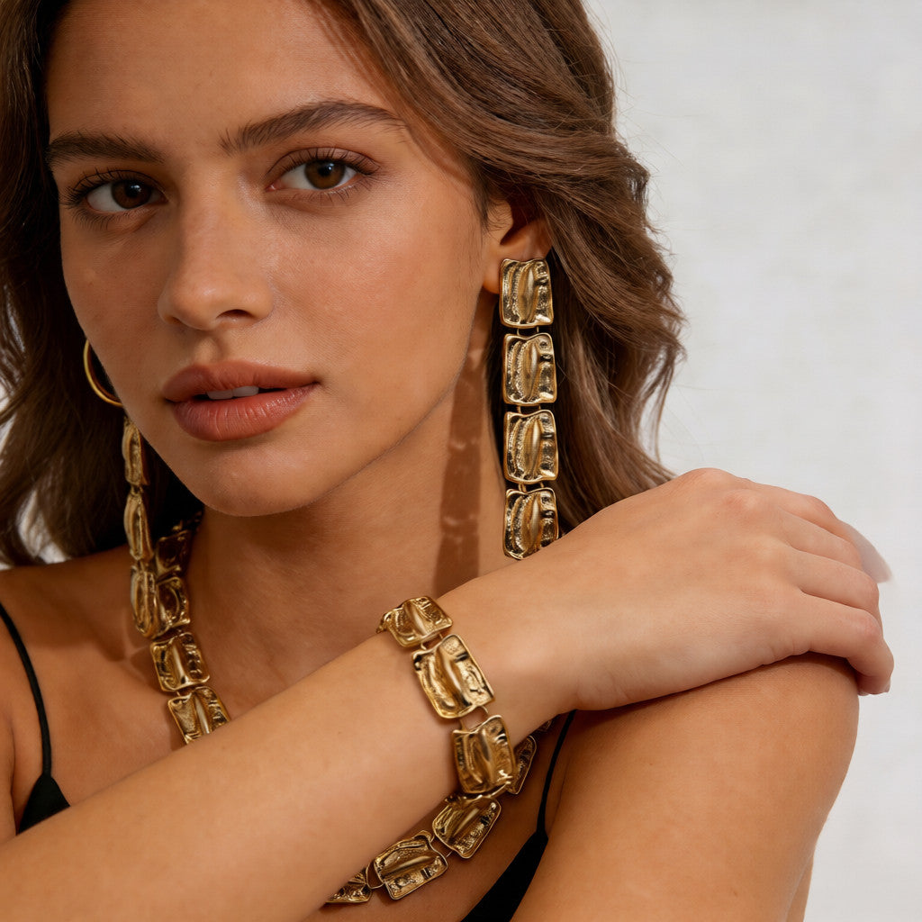 Conjunto de corrente grossa de metal martelado: brincos, colar e pulseira chamativos de ouro e prata.