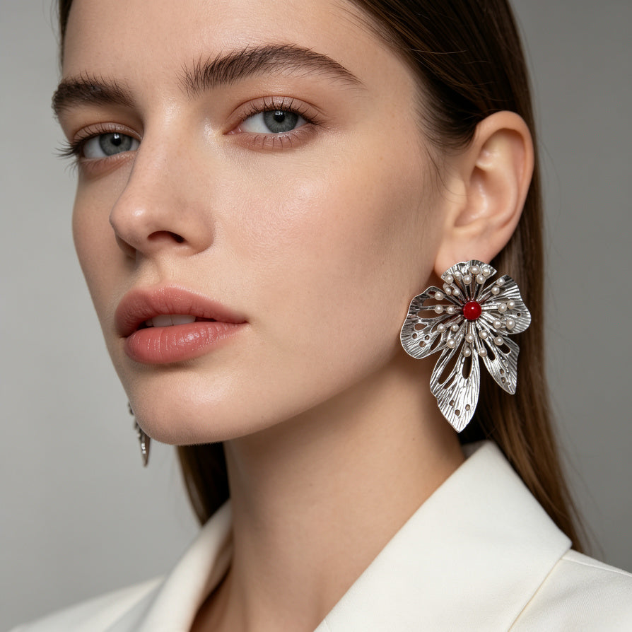 Pendientes Florales Grandes de Aleación de Zinc, Diseño Calado Elegante con Perla y Piedra Roja, Bisutería Mayorista para Mujer Oro y Plata|JI JOYA