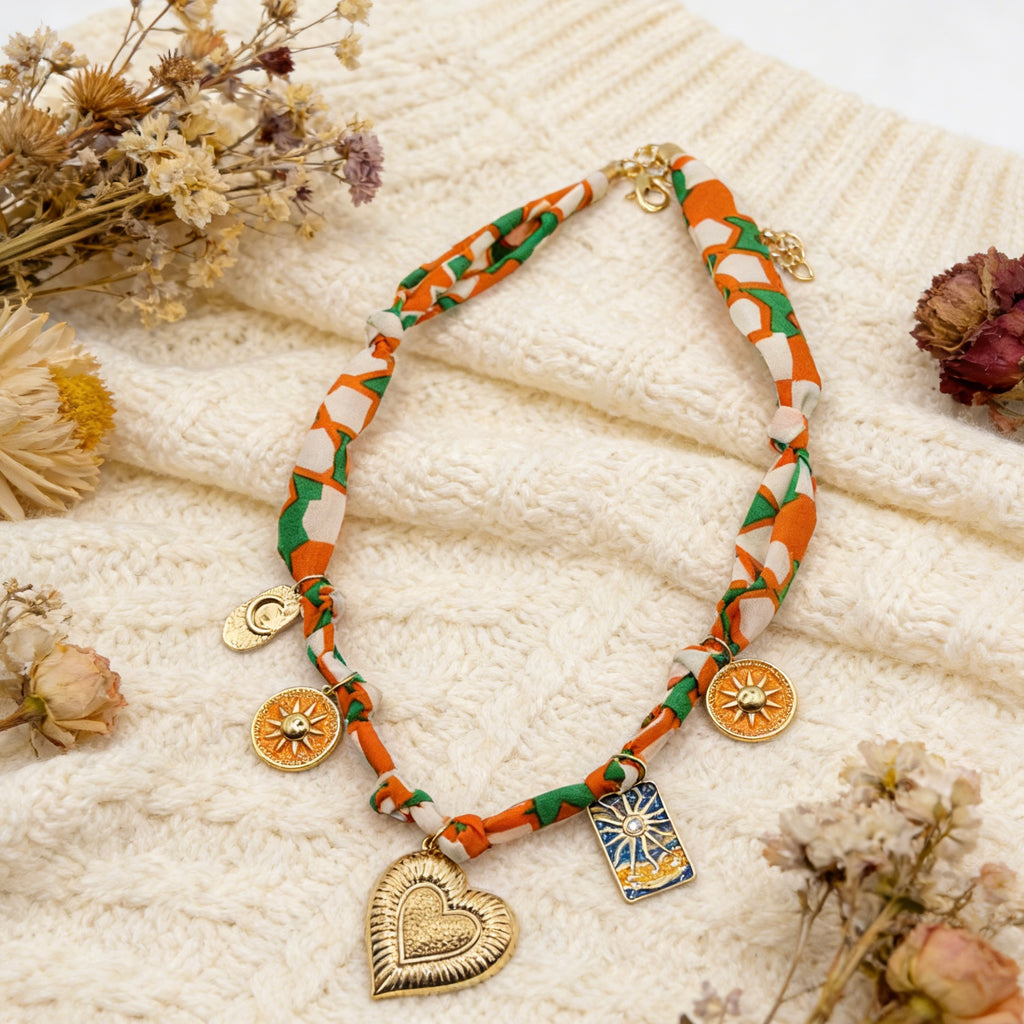 Gargantilla con colgante de corazón bohemio: collar retro de tela tejida colorida para vacaciones y uso diario.
