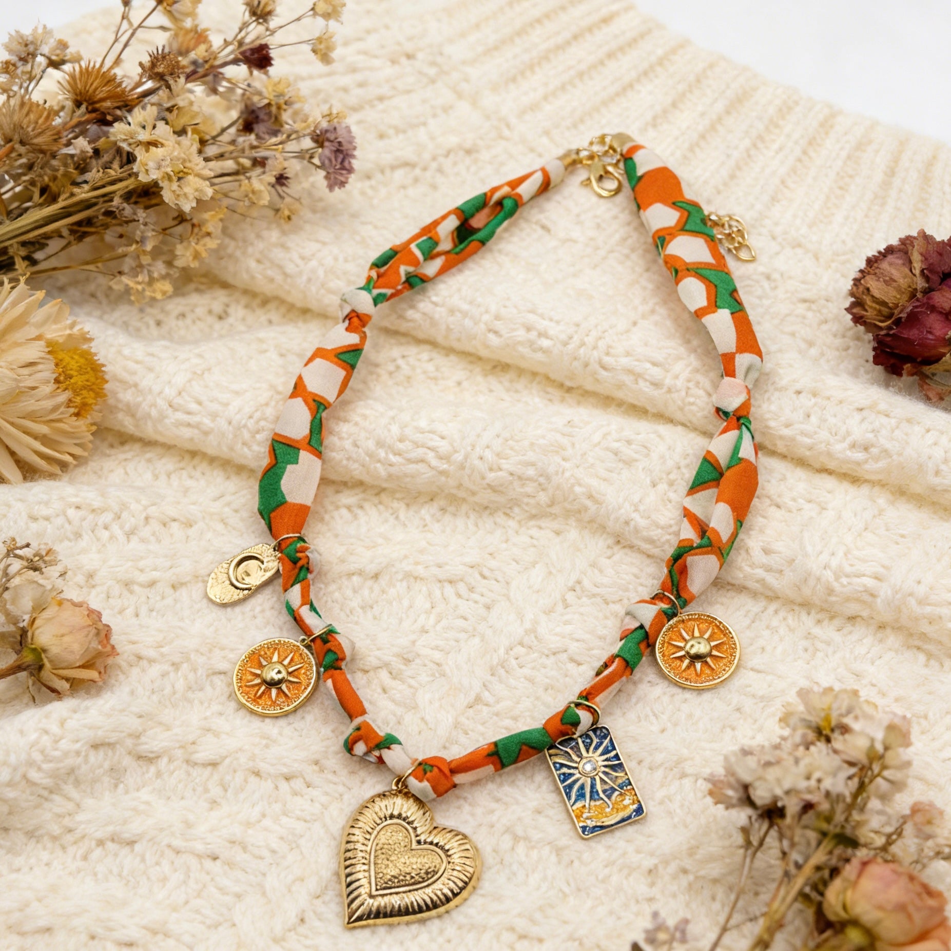 Gargantilla con colgante de corazón bohemio: collar retro de tela tejida colorida para vacaciones y uso diario.