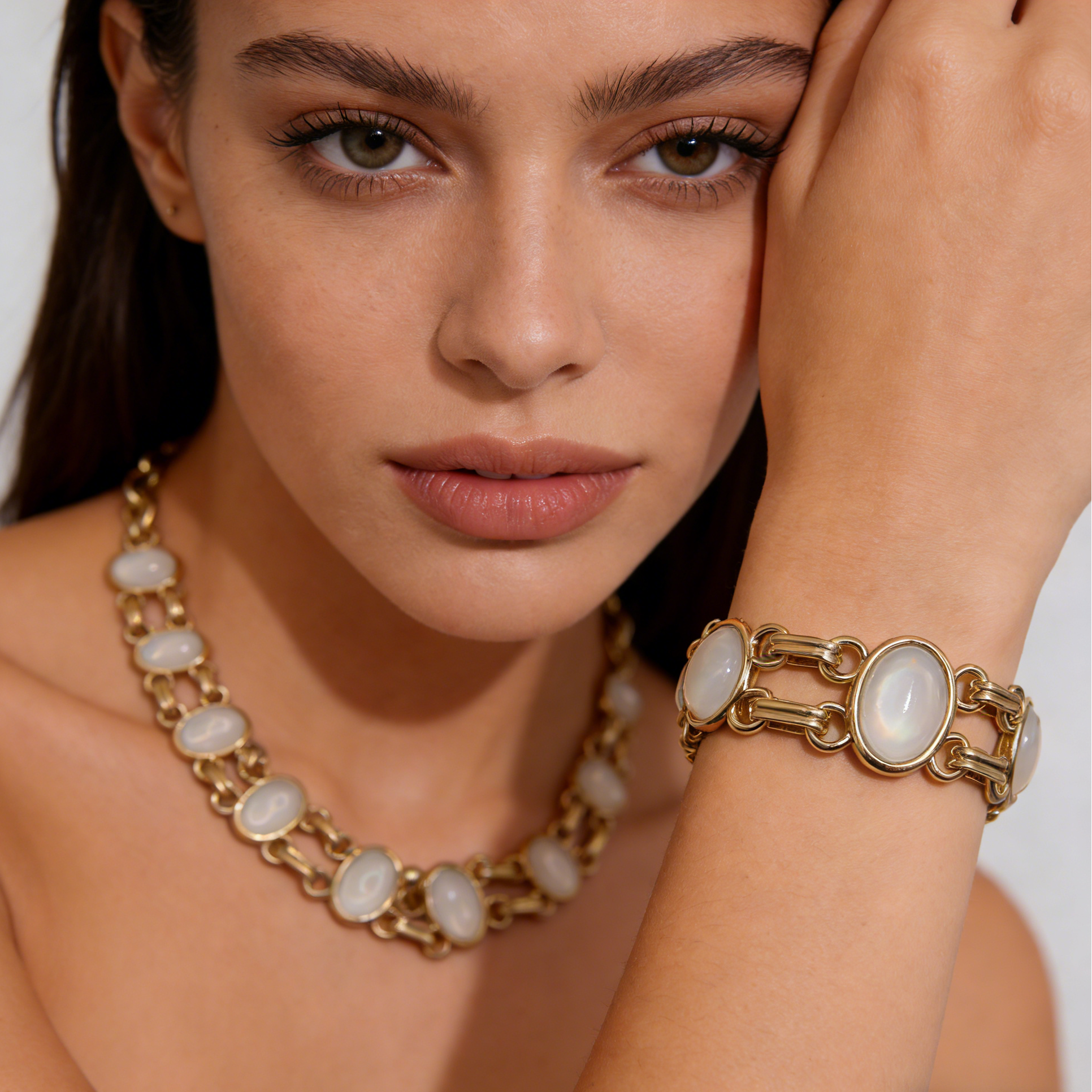 Conjunto de Joias de Corrente de Ouro com Pedras Ovais - Colar e Pulseira