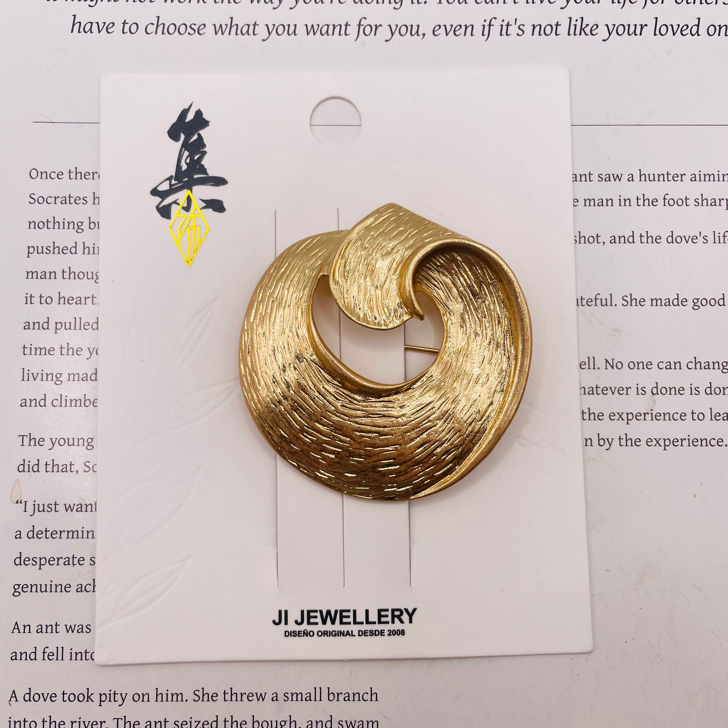 Broche de metal dorado texturizado en espiral, diseño minimalista vintage, accesorio de ropa mayorista para mujer|JI JOYA