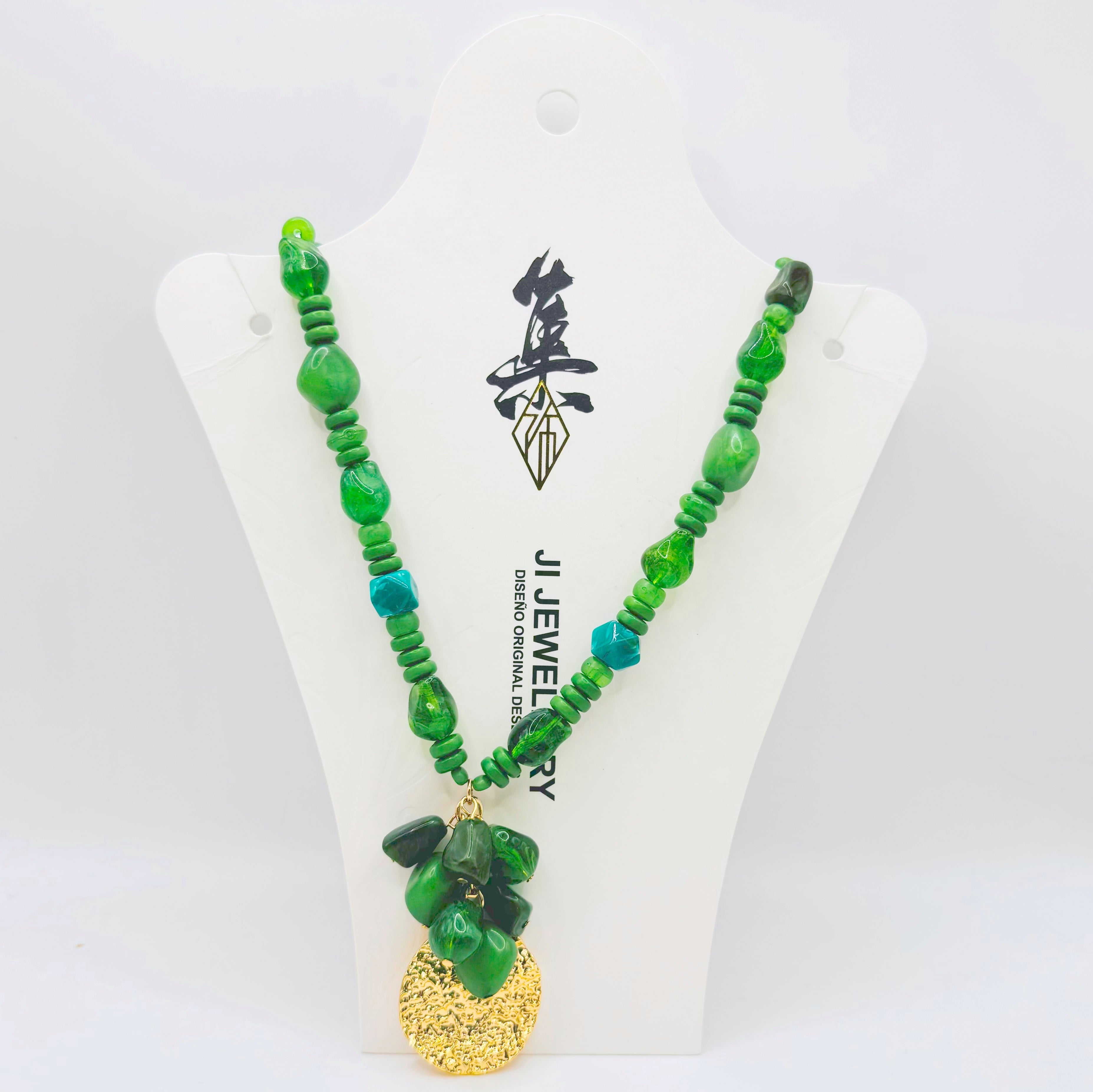 Collar de cuentas de resina coloridas con colgante dorado | Mayorista B2B | 2 Colores (Verde / Azul)|JI JOYA