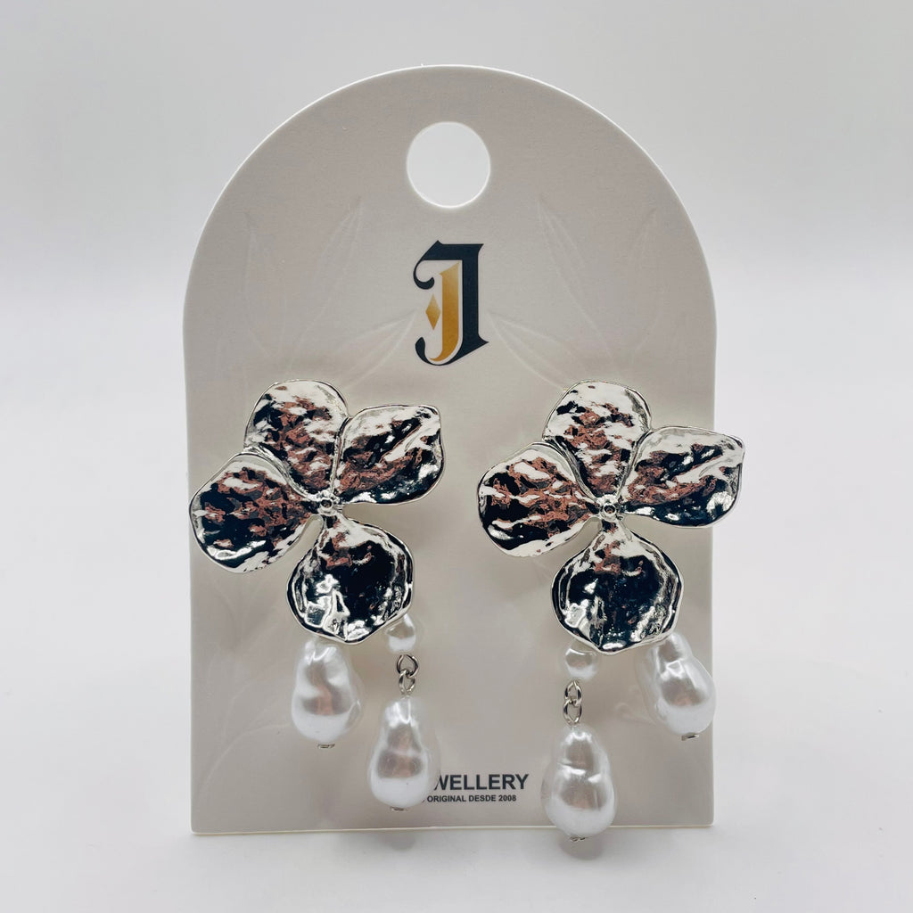 Pendientes Flor Metal Martillado con Perlas Barrocas, Diseño Minimalista, Plata y Dorado, Mayorista Accesorios Moda Mujer|JI JOYA