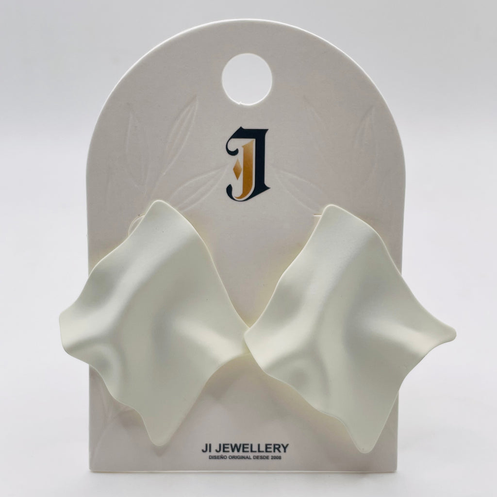 Pendientes de forma de hoja arrugada mate, accesorios de joyería al por mayor para mujer, diseño abstracto minimalista disponible en blanco y azul Klein|JI JOYA