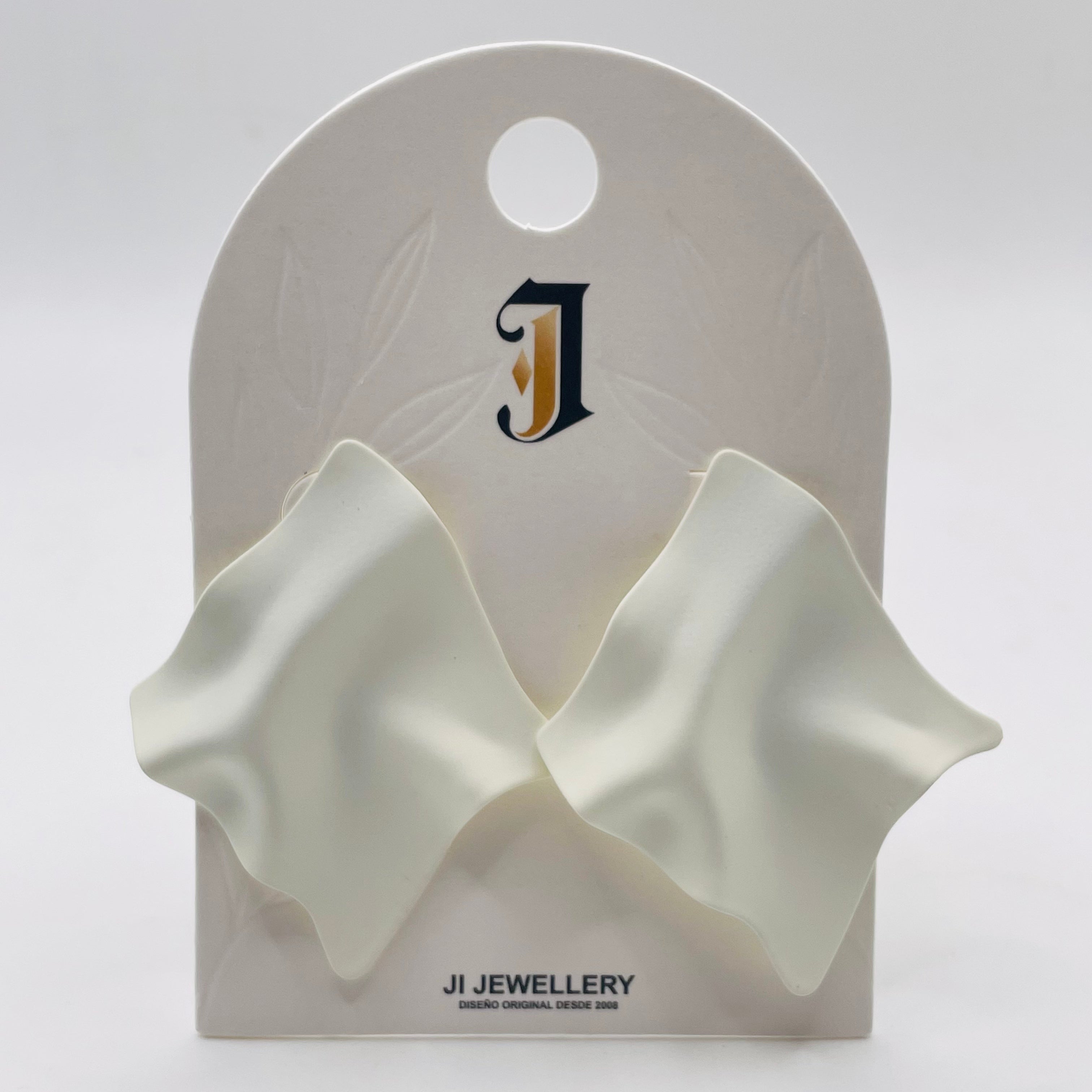 Pendientes de forma de hoja arrugada mate, accesorios de joyería al por mayor para mujer, diseño abstracto minimalista disponible en blanco y azul Klein|JI JOYA