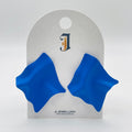 Pendientes de forma de hoja arrugada mate, accesorios de joyería al por mayor para mujer, diseño abstracto minimalista disponible en blanco y azul Klein|JI JOYA