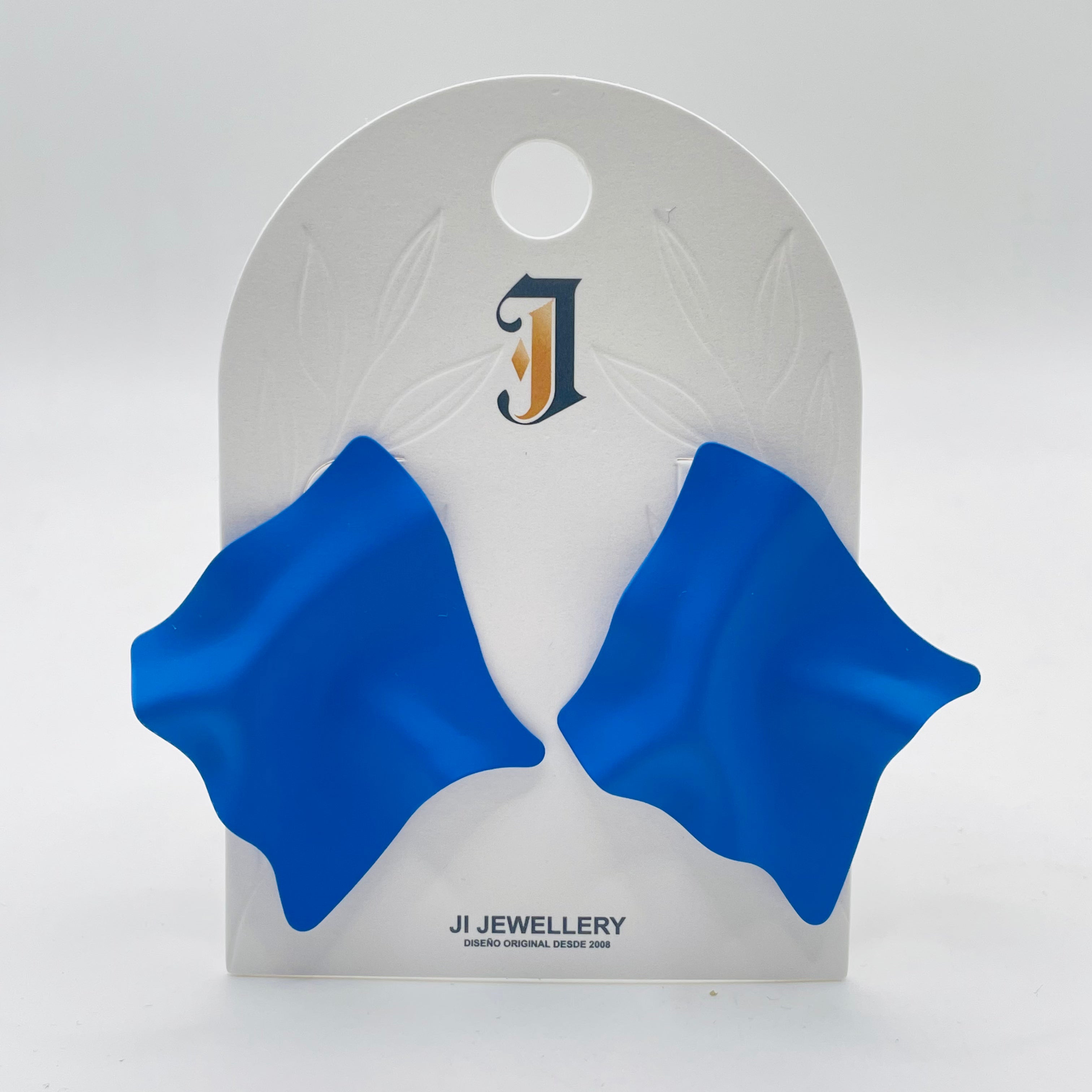 Pendientes de forma de hoja arrugada mate, accesorios de joyería al por mayor para mujer, diseño abstracto minimalista disponible en blanco y azul Klein|JI JOYA