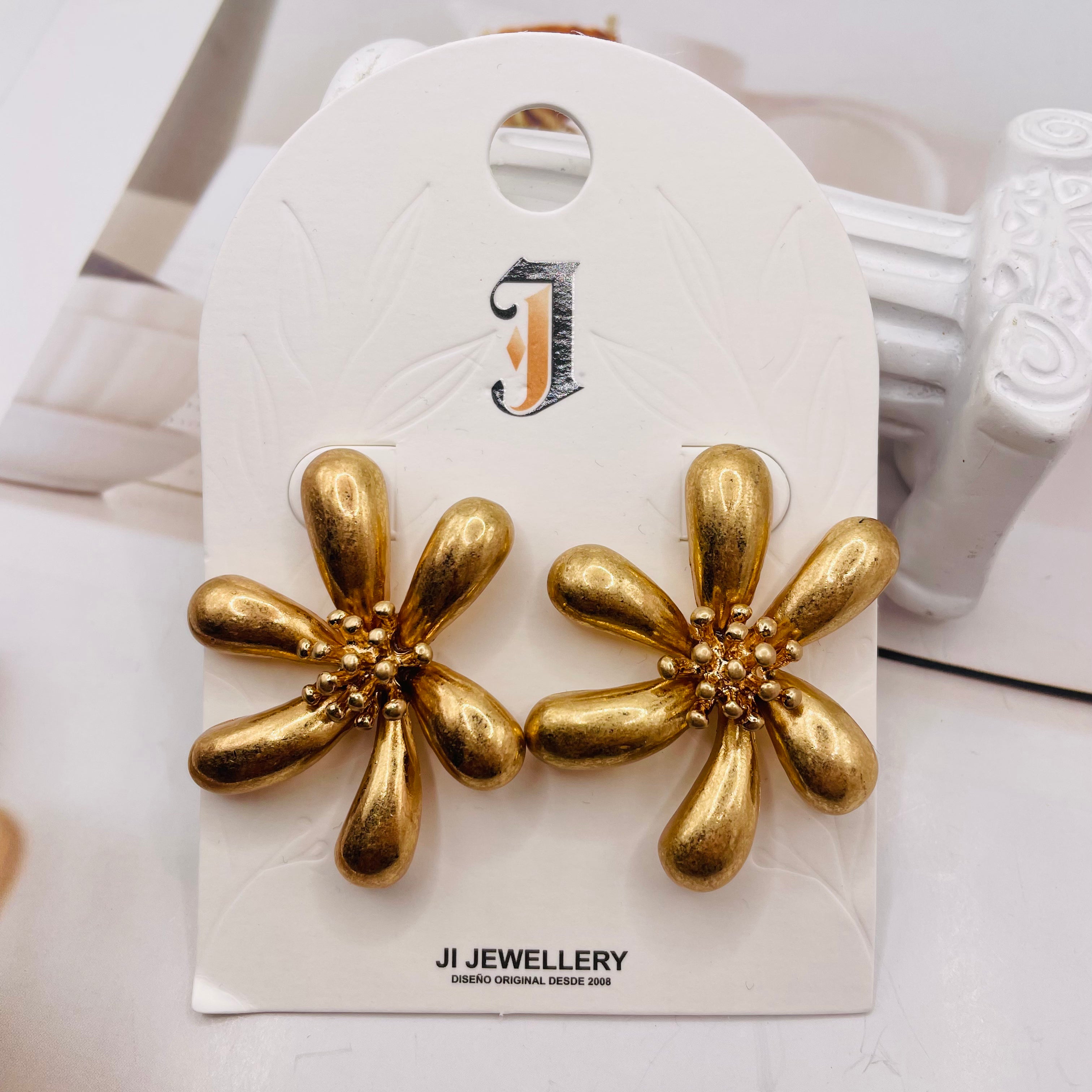 Pendientes Flor Dorada de Metal Mate | Joyería de Moda para Mujer, Estilo Minimalista y Elegante, Venta al Por Mayor|JI JOYA