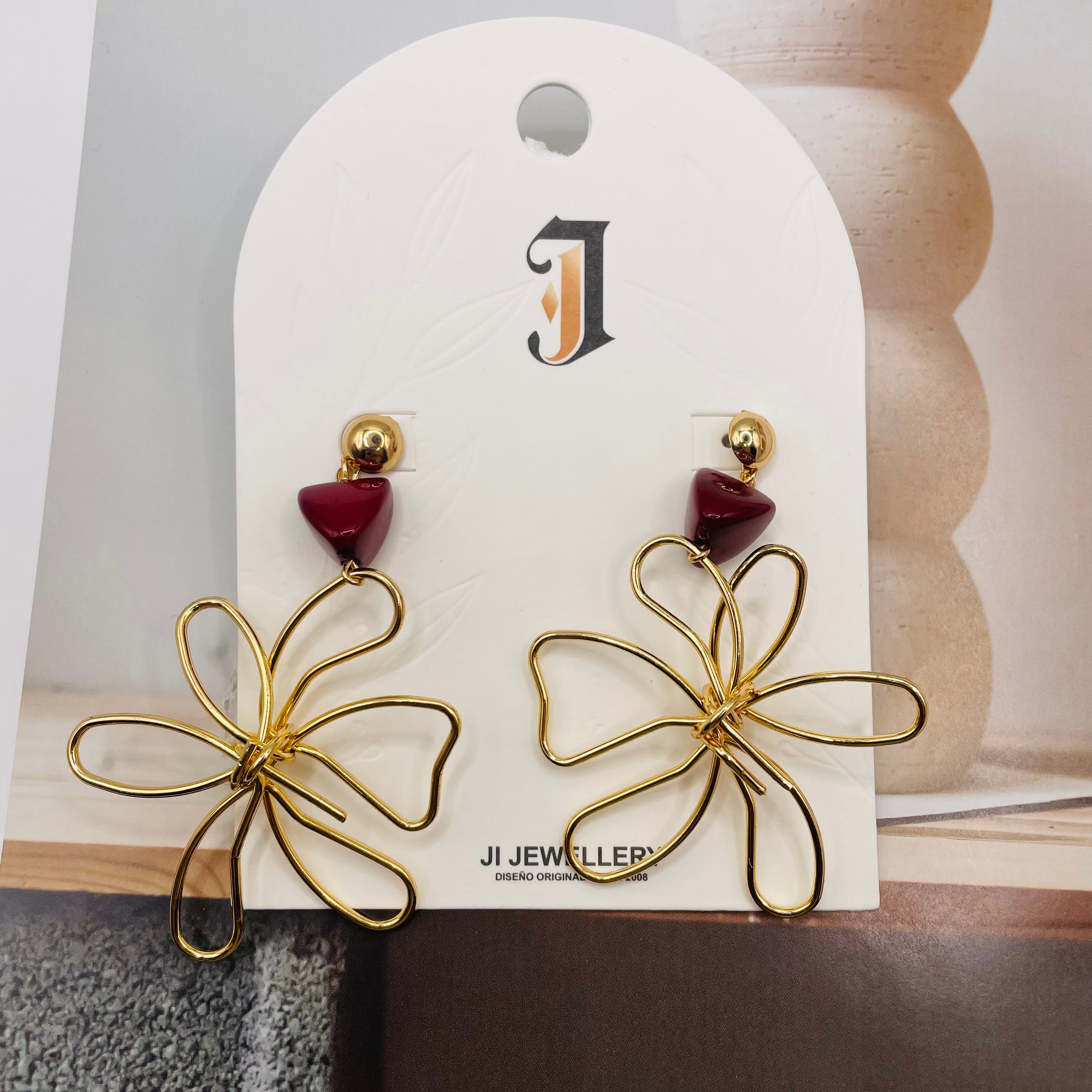 Pendientes de Flor de Alambre Dorado con Detalle de Piedra de Color - Mayorismo B2B|JI JOYA