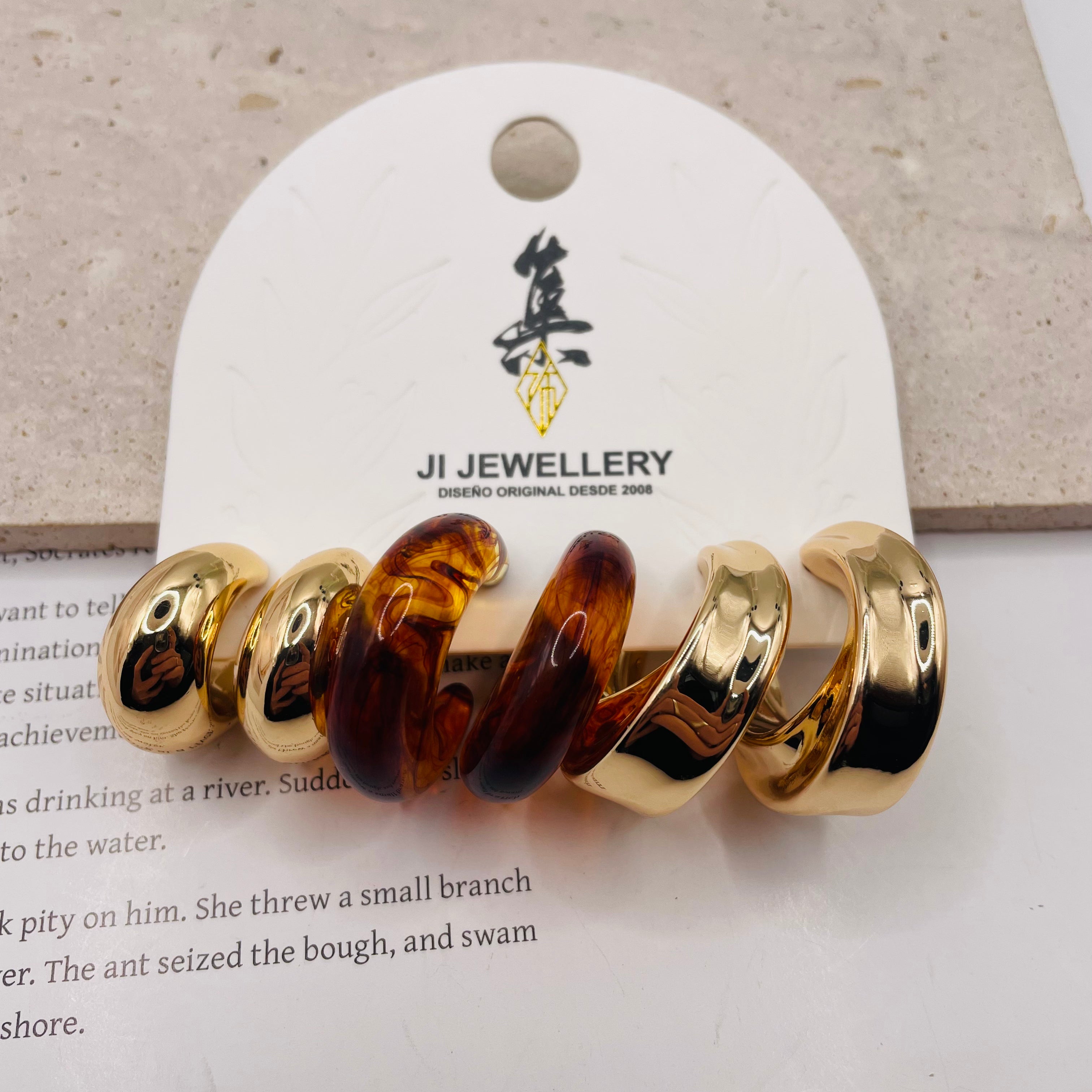 Aros Huggie de Resina y Metal Dorado - Joyería al por Mayor para Mujer, Diseño Minimalista|JI JOYA