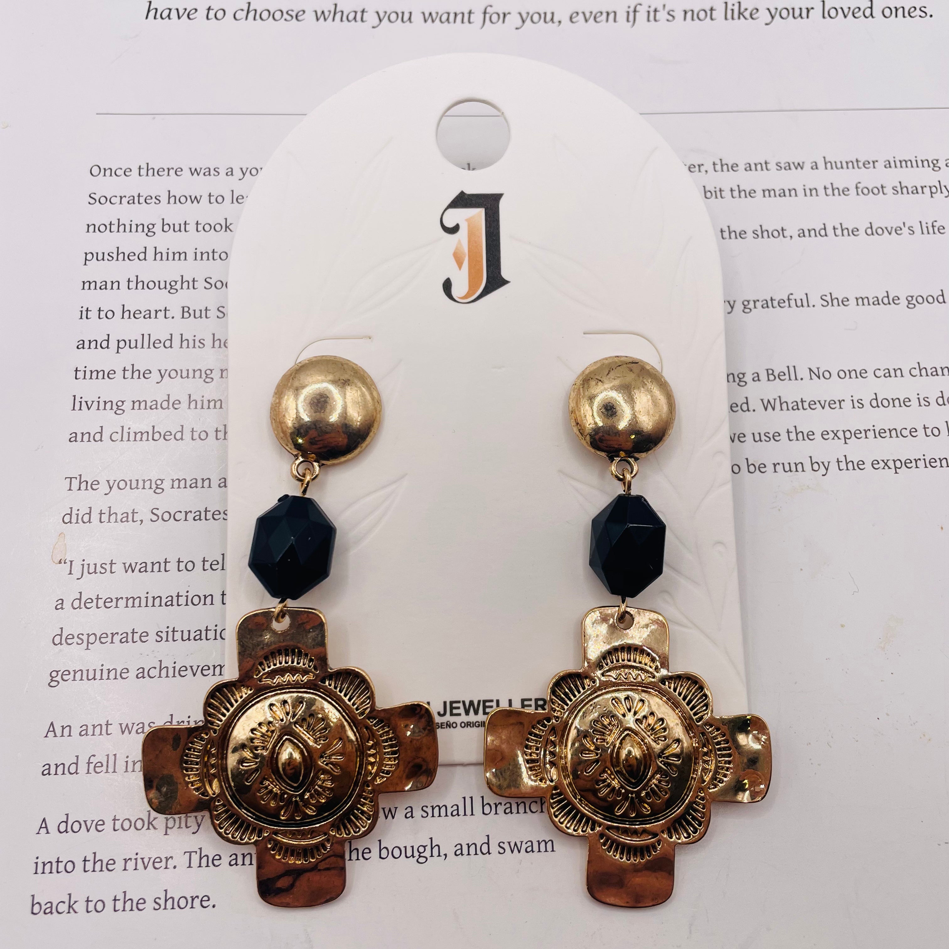 Pendientes Cruz Vintage con Detalles Grabados y Cuentas Negras - Dorado y Plateado - Joyería al Por Mayor para Mujer|JI JOYA